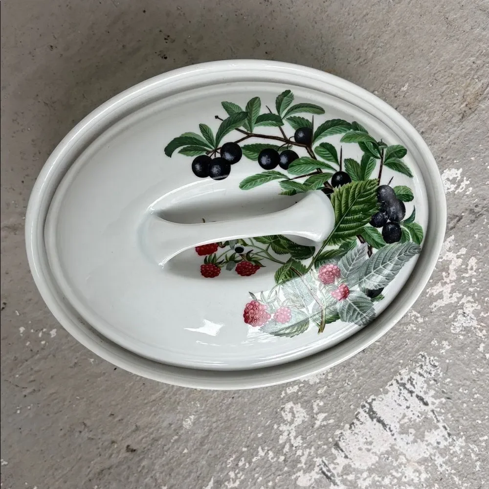 Porcelaine de Paris casserole dish